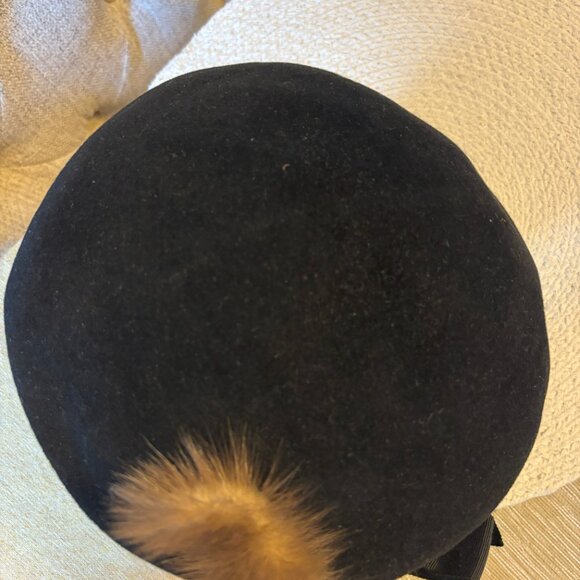Elegant Black Beret with Fur Accent - Picture 4 of 5